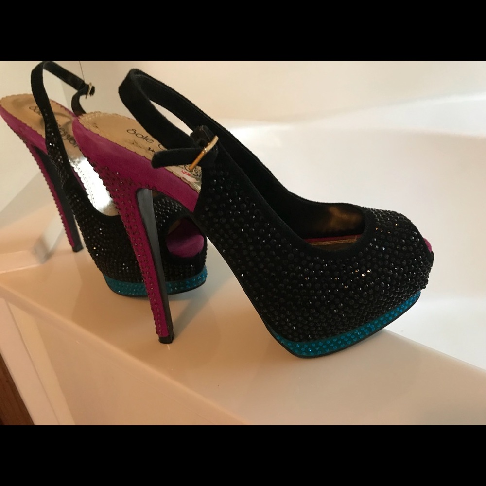 Shoes - Picture 4 of 6